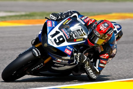 Yamaha Low Down - race, race bike, crotch rocket, motor bike, motorcycle, yamaha