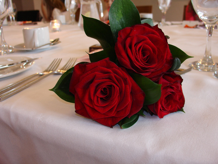 romantic dinner - romantic, roses, red, beautiful, arrangeament, flowers, dinner