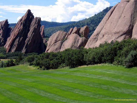 Beautiful colorado - green fields, bright clouds, blue skies, colorado