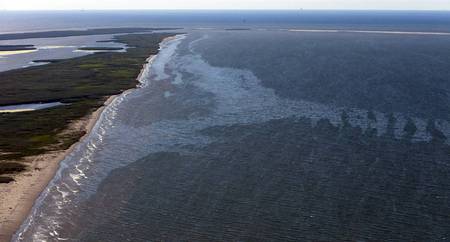 Oil reaching the shores - photography, places