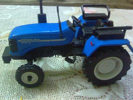 sonalika tractor scale model - sonalika, scale, tractors, model, toys, centy