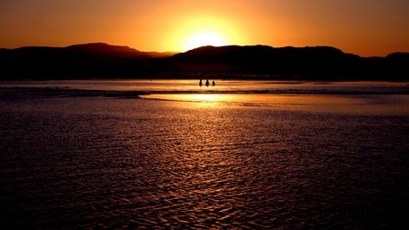 Byron Sunset - widescreen, sunset, water, holiday, beach, mountains, firefox persona, sky