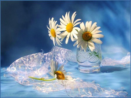 'For you Mom' - daisies, four, lace, glass, blue background, yellow and white