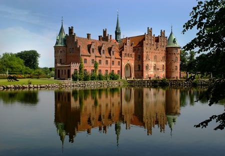 medieval castle - magnificent, lake, water, medieval castle, nature, castle, beautiful, river, architecture, palace, history