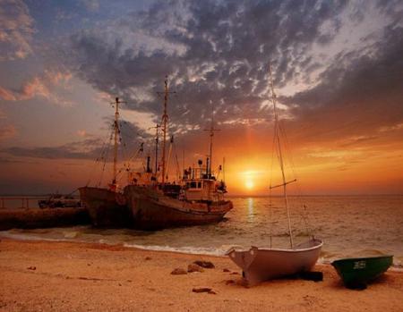 End of the day - clouds, water, beach, beautiful, ocean, sand, boats, shore, sunset