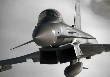 EF2000 Typhoon (close hi-res) - ef2000, pilot, jet, close, luftwaffe, lithuania, aircraft, typhoon, euro, eurofighter, deutschland, luft waffe, high, resolution, germany, europe