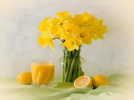 Glorious morning - glass, oranges, juice, yellow, petals, beautiful, slice, flowers, stem