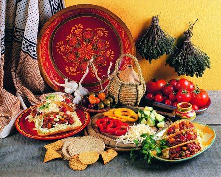 Mexican Meal - lettuce, tacos, tomatoes, beans, chilli, plate, crackers, capsicum