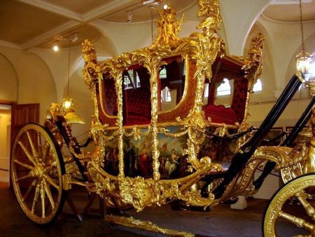 GOLD CARRIAGE FOR THE QUEEN