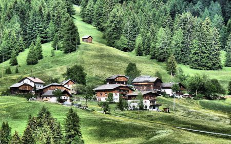 San Leonardo in Badia - green, grass, badia, houses, mountain, san leonardo