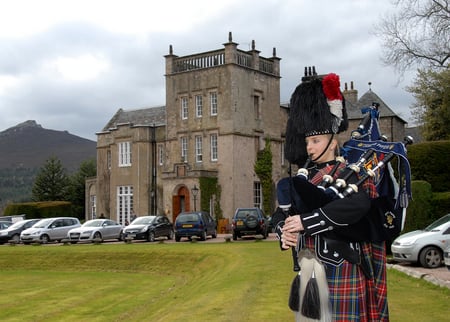 The Piper - music, piper, people, scotland