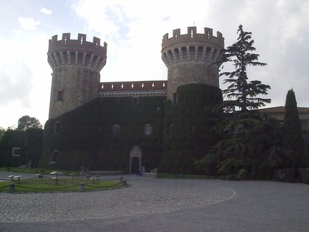 Castillo de Perelada - victory, spain, castillo de perelada, castle, flag