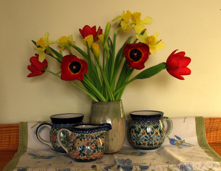 Red and yellow - flowers, vase, daffodils, tulips