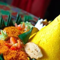 Indonesian Food Named Tumpeng: the Yellow Rice