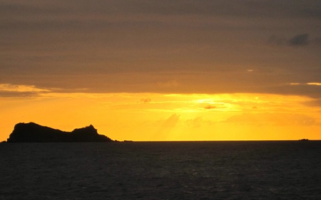 Leveriric Bay Sunset - clouds, beautiful, colors, ocean, sunsets, dark, islands, nature, golden