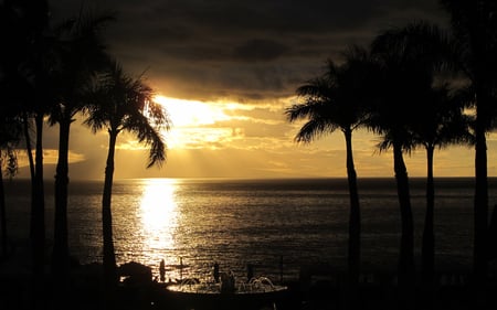 Maui Sunset - beaches, ocean, sunshine, trees, water, palm, calm, nature, fountain, reflection, clouds, beautiful, golden, colors