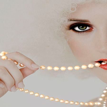 PERLS AND GREEN EYES - face, elegance, red, pretty, green eyes, white, elegant, lips, perls, woman