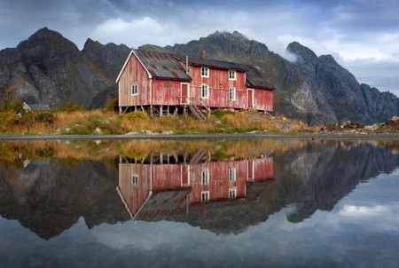 Reflection in Lake - huts, lake, mountains, reflection, picture, beautiful