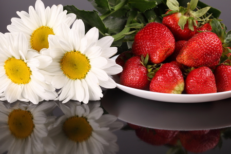 beautiful - delicious, daisy, photo, reflection, flowers, daisies, chamomile, fruit, nice, strawberries, strawberry, beautiful, photography, table, cool, still life, flower, bouquet, harmony, plate, nature