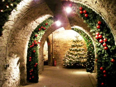 Christmas tree - red, cave, lights, cristmas, arhitecture, holidays, old, colors, green