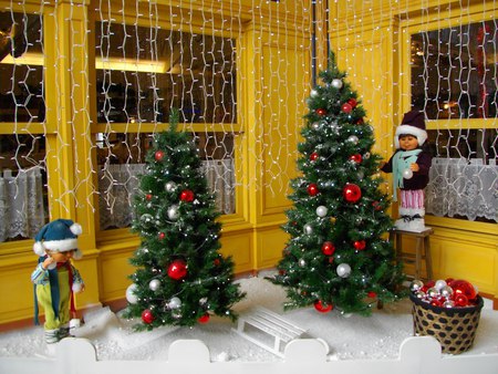 Christmas Eve - yellow, decoration, gifts, christmas ball, light, christmas, popular, white, christmastrees, red, green, dolls