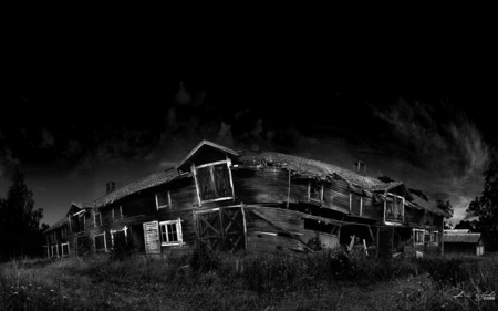 Scary Mansion - house, mansion, twist, dark, scary, black, white, awesome, gray, mz, smoke, farm, creepy