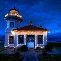 Mukilteo-Lighthouse-with-Christmas-lights
