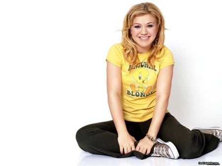 Kelly Clarkson - cute tweety, blond hair, female, smile, singer, black jeans