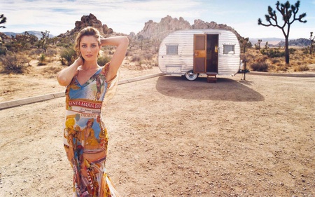 Amanda Peet - actress, female, rare dress, cute pic, desert