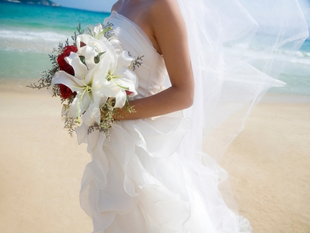 Bouquet - pretty, romantic, beach, romance, sand, flowers, bride, beautiful, wedding, sea, beauty, colors, lovely, ocean, bouquet, hands, white, nature