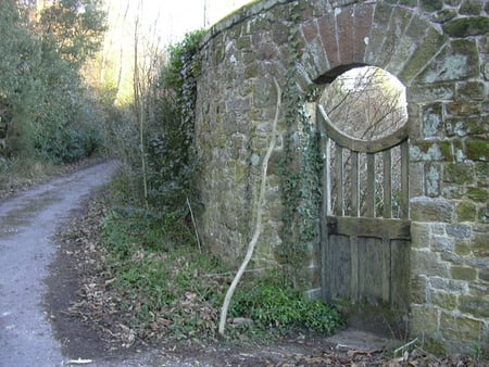 HedgeWytch Hamlet - secrets, gates, hedges, welcome