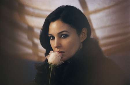 Monica Bellucci - women, roses, beautiful, hot, fashion, beauty, monica bellucci, babe, mature, diva, model, movies, actresses, italy, sexy