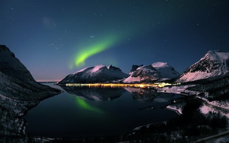 Aurora Borealis - beauty, sky, aurora borealis, trees, popular, peaceful, water, mountains, lakes, amazing, view, reflection, stars, lake, winter, night, aurora, wallpaper, lovely, nature, snow, blue, beautiful, splendor, lights