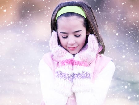 Little angel girl - winter, girl, cute, cold, face, lovely, gloves, snow flakes