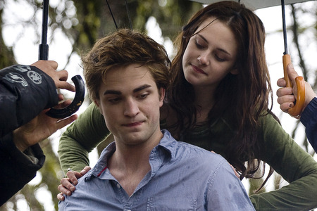 Edward and Bella on set - robert pattinson, bella swan, breaking dawn, edward, eclipse, cullen, bella, twilight, new moon