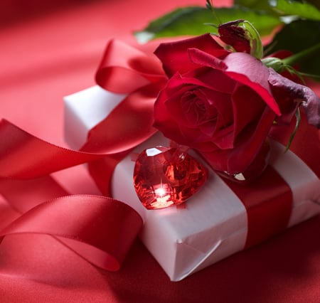 Romantic gift - elegantly, heart, romantic, sweetness, red roses, romance, merry, photo, gentle, crystal, holiday, red, ribbon, box, nice, stone, tenderness, red rose, beautiful, photography, present, cool, love, flower, harmony, christmas, wonderful, valentine, rose, gift