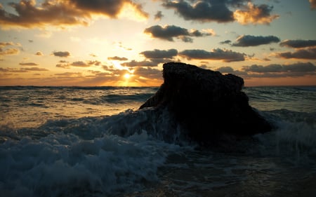 Sunrise Behind Rock - cloud, rock, water, 2560x1600, sun, ocean, hd, sky, morning, wave, sea, nature, sunrise