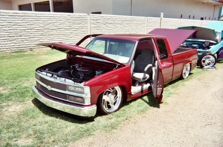 RED CHEVY SHOW TRUCK - red, clean, showtruck, chevy