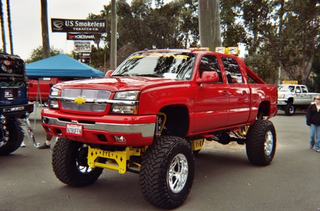 BIG RED - clean, chevy, 4x4, outside