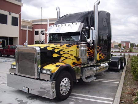 CUSTOM FREIGHTLINER - outside, freightliner, custom, truck