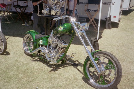 HOT HARLEY - outside, harley, custom, davidson, green, harley davidson