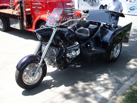 V8 TRIKE - v8, outside, clean, custom, trike, motorcycle