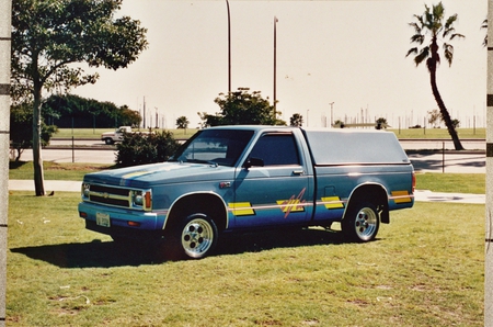 CHEVY S-10 WITH HYDRAULICS - cool, custom, chevy, pickup, hot, blue, s-10, show, outside, truck