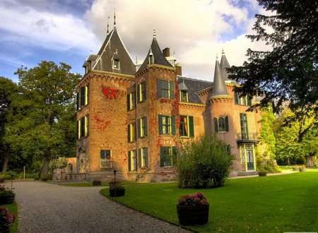 Majestic Castle  Holland - trees, holland, castle, architecture, majestic, gardens, splendid