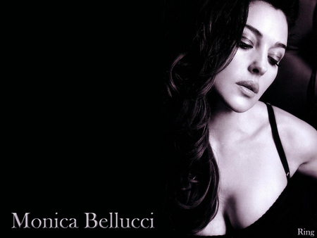 Monica_Bellucci - women, female, people, sensual, models, black, white, lady, bellucci, woman, cute