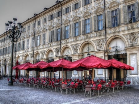 Piazza San Carlo,Torino - pretty, cafe, chairs, italia, torino, piazza san carlo, view, red, good morning, beautiful, lanterns, windows, table, city, beauty, morning, lovely, architecture, buildings, lantern, chair, italy, peaceful, building, restaurant, umbrellas