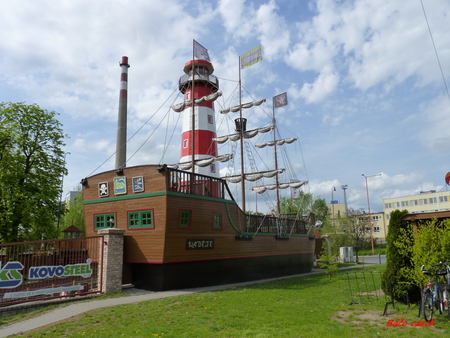 ship - building, trees, air, parks, water, road, bird, ship, forest, castle, bridge, earth