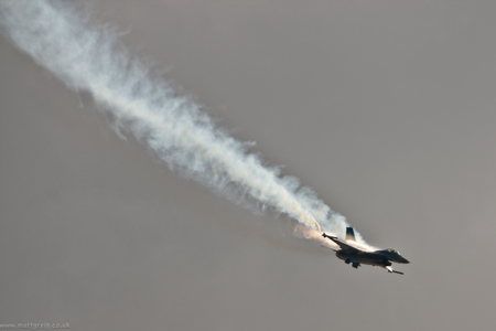 F-16 Descent - fighter, jet, air show, smoke, f-16