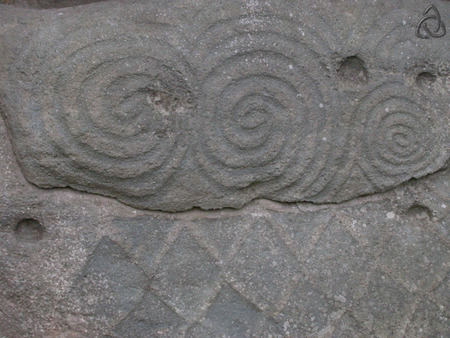 Spirals og Newgrange - celtic, sprial, irish, tomb, newgrange