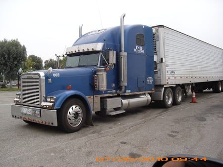 BIG 18 WHEELER - outside, truck, rig, diesel, semi, cool, longhaul, big, 18 wheeler